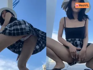 bạn gái dâm đi đi chơi nhưng cũng không quên quay clip show cặc cho fans xem